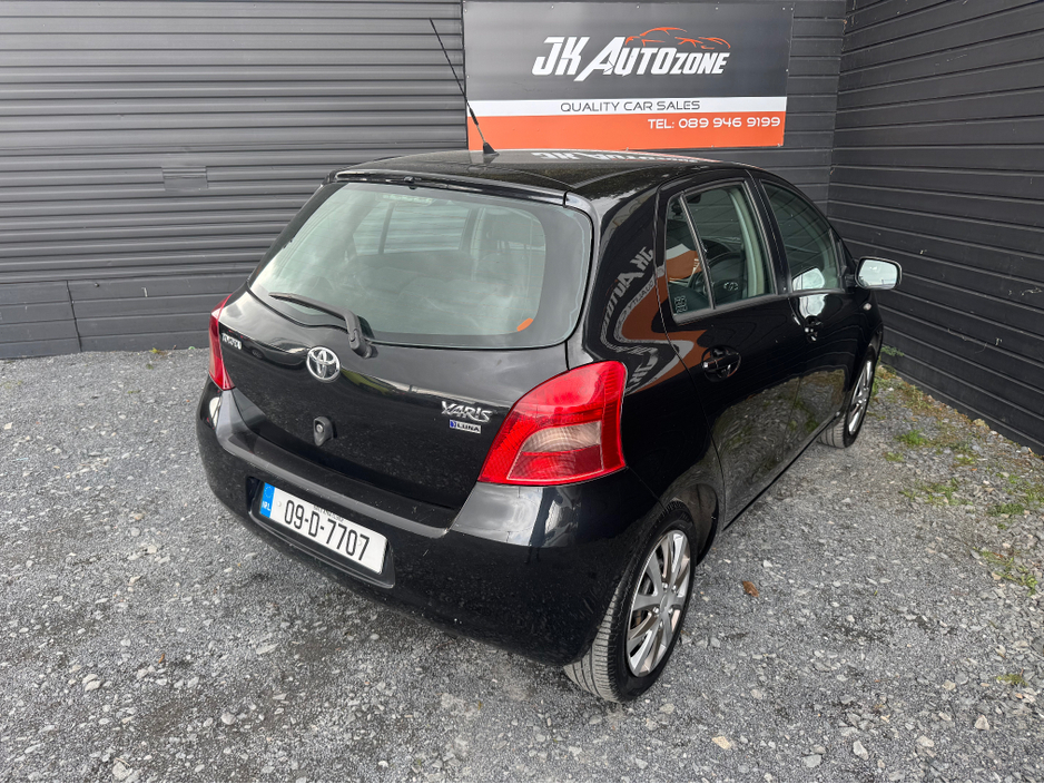 2009 Toyota Yaris - image 6