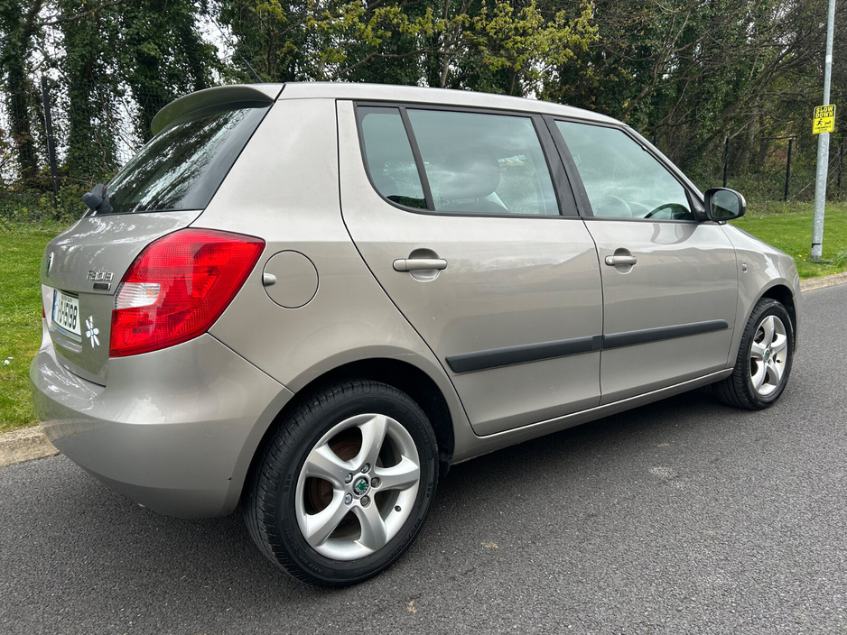 2011 Skoda Fabia - image 2