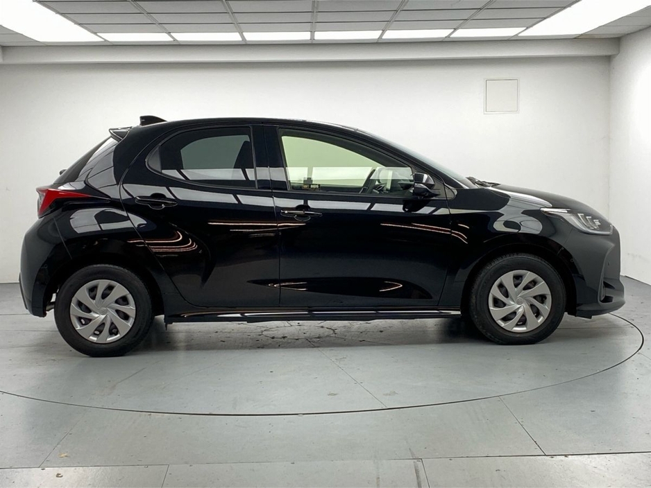 2021 Toyota Yaris - image 11