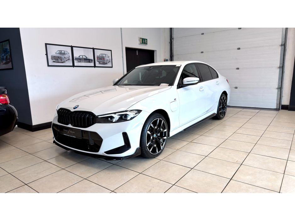 2025 BMW 3 Series - image 8