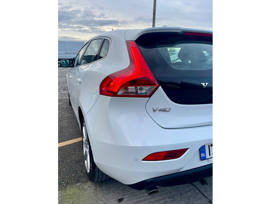 2017 Volvo V40 - image 12