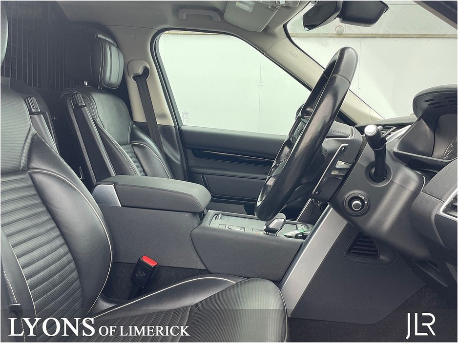 2022 Land Rover Discovery - image 3