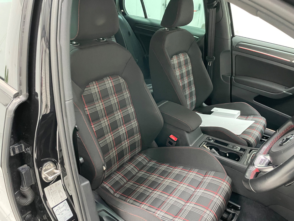 2019 Volkswagen Golf - image 12