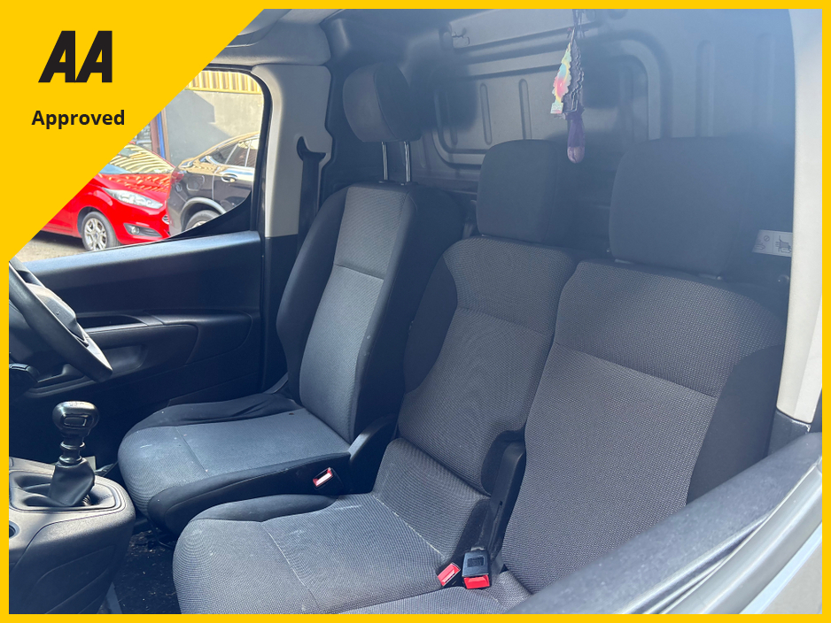 2020 Peugeot Partner - image 16