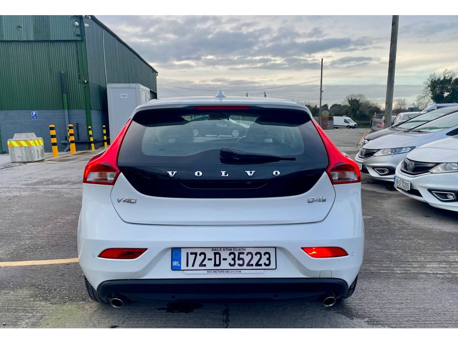 2017 Volvo V40 - image 10