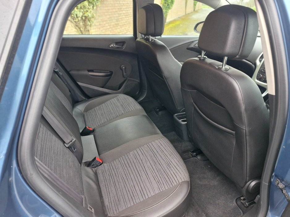 2015 Opel Astra - image 28