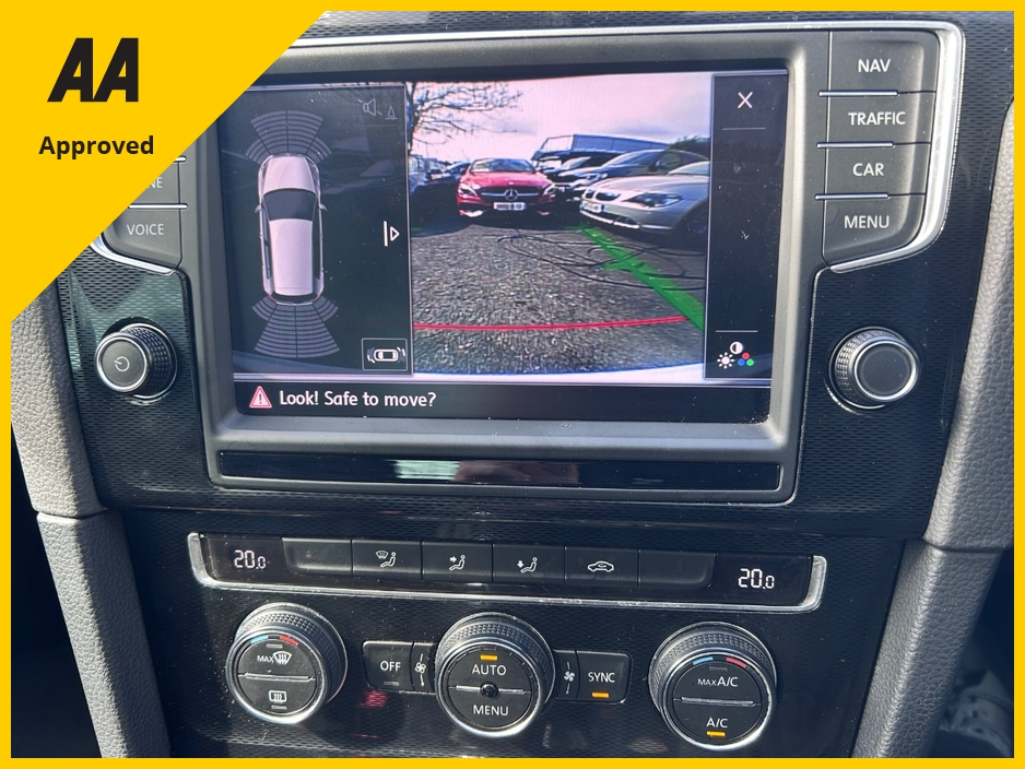 2015 Volkswagen Golf - image 11