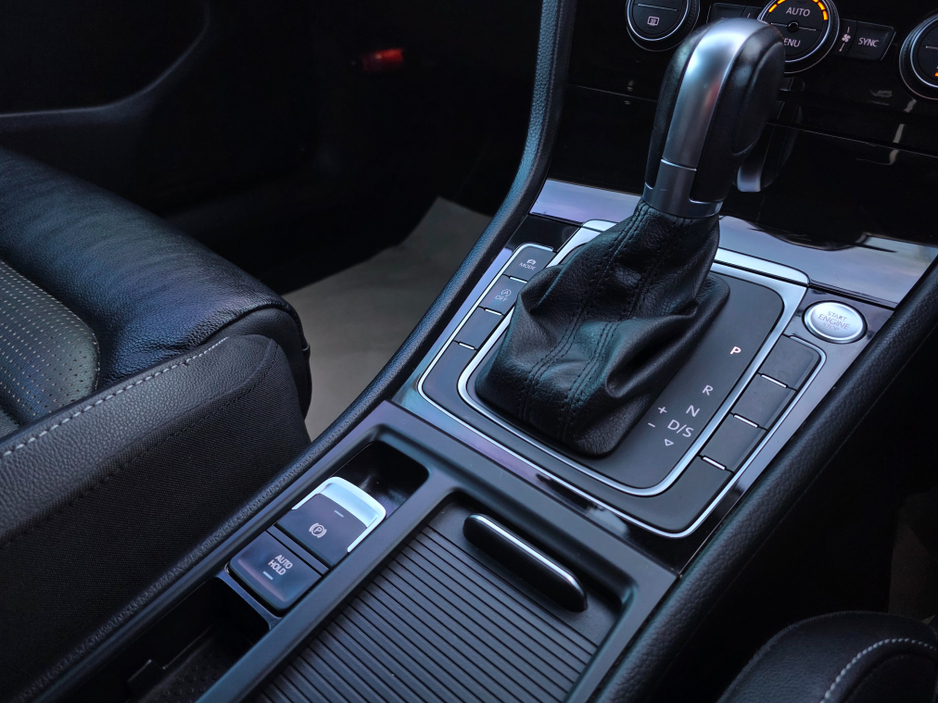 2017 Volkswagen Golf ( 172 REG LEATHER FULL LEATHER SEATS ELECTRIC MEMORY SEATS NAVI VIRTUAL CLOCKS ANDROID AUTO CARPLAY BLIND SPOT REAR TRAFFIC ASSIST ROAD SIGN RECOGNIZING LANE ASSIST LOW TAX BAND €17,500