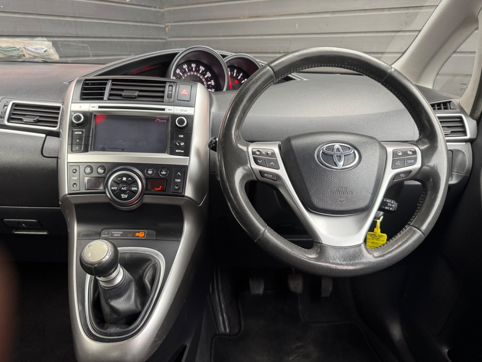 2014 Toyota Corolla Verso - image 13