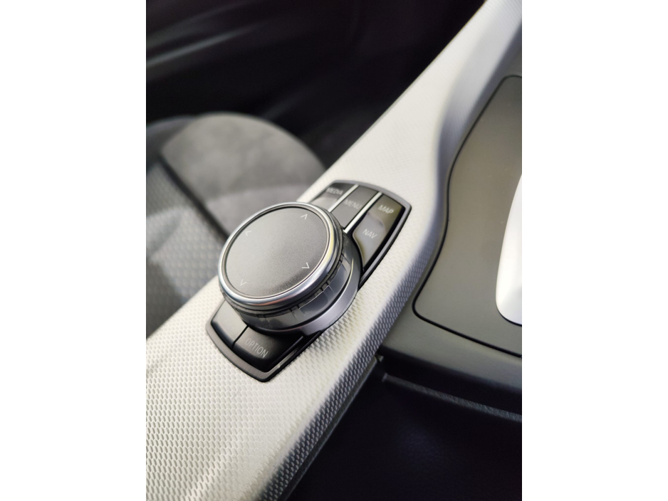 2017 BMW 3 Series - image 19