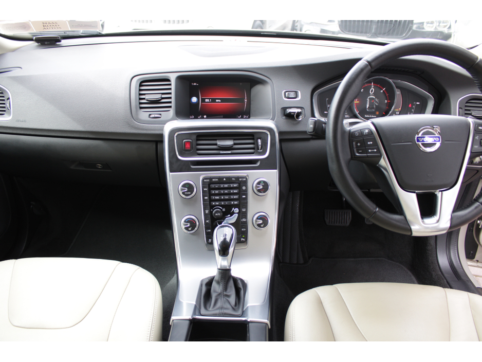 2017 Volvo V60 - image 16