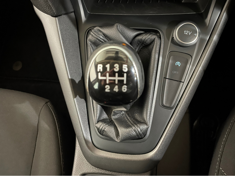 2016 Ford Focus - image 21