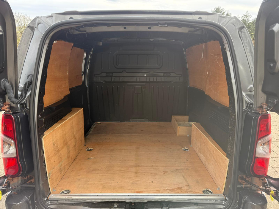 2022 Peugeot Partner - image 17