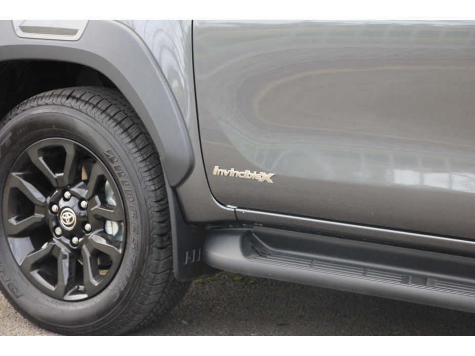 2025 Toyota Hilux Invincible X * Roll cover and bars inc €66,358