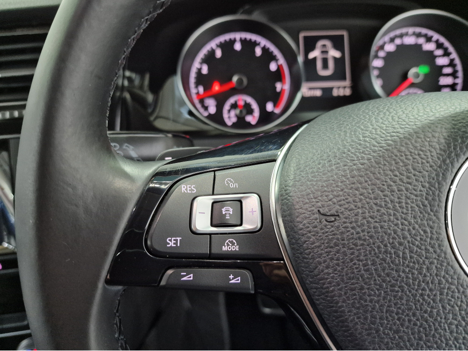 2013 Volkswagen Golf - image 19