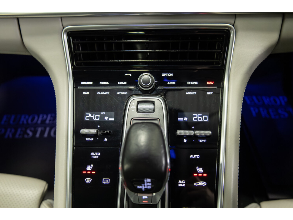 2018 Porsche Panamera - image 22