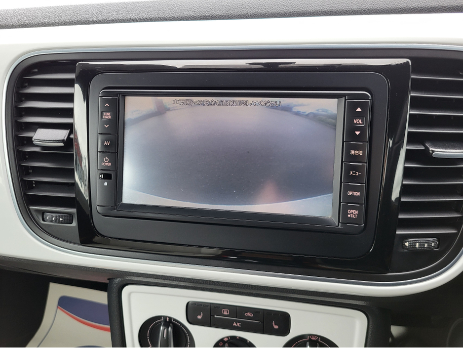 2014 Volkswagen Beetle - image 19