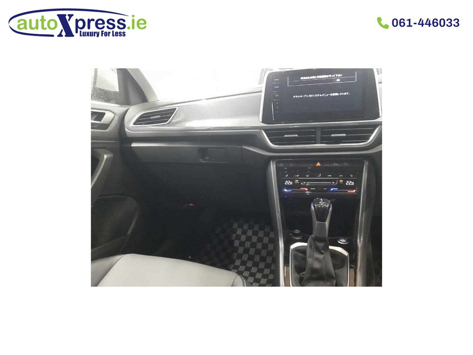 2023 Volkswagen T-Roc - image 5