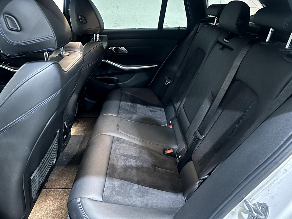 2023 BMW 3 Series - image 9