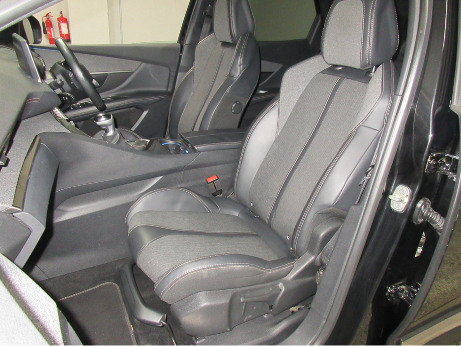 2018 Peugeot 3008 - image 12