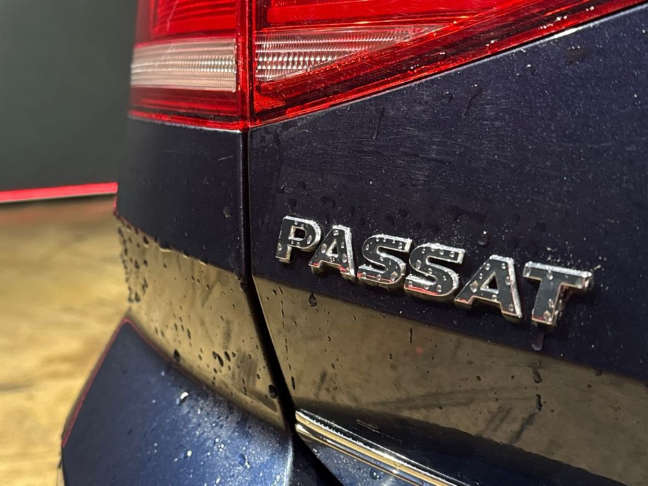 2016 Volkswagen Passat - image 11