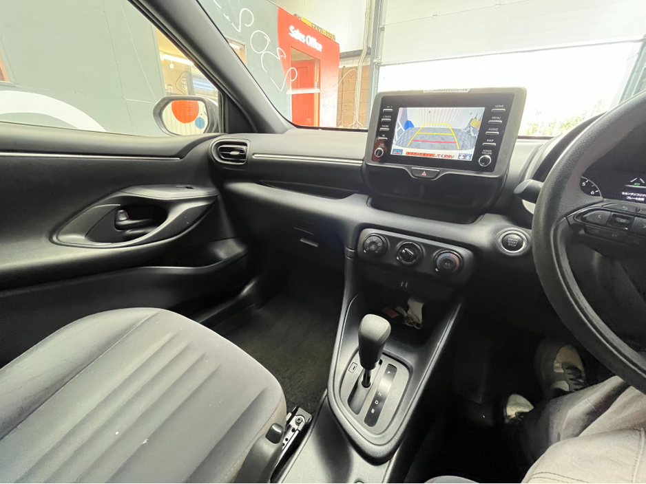 2021 Toyota Yaris - image 13