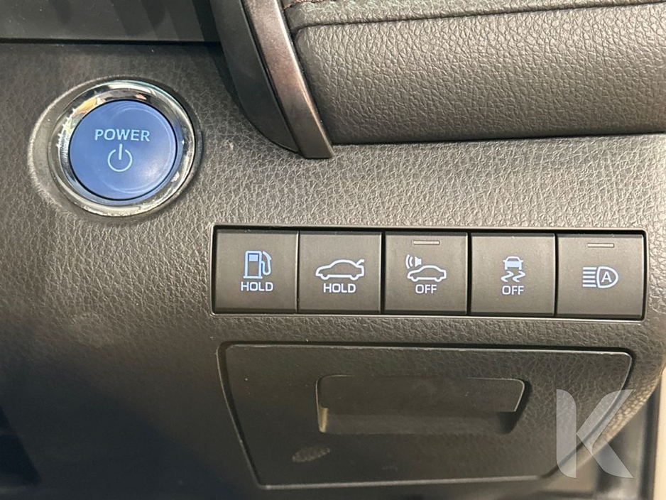 2020 Toyota Camry - image 19