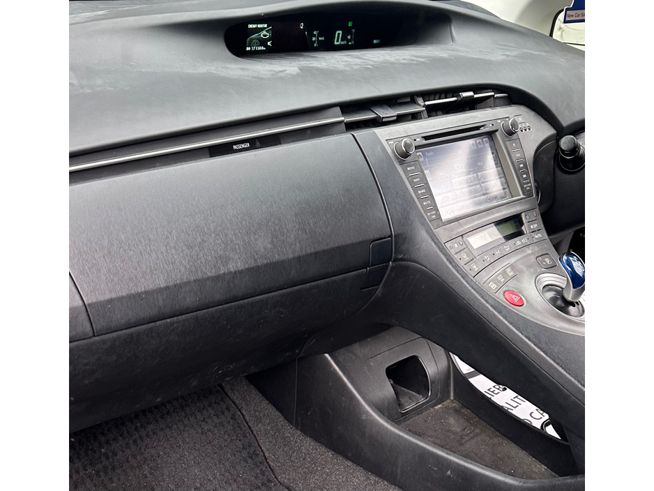 2013 Toyota Prius - image 10