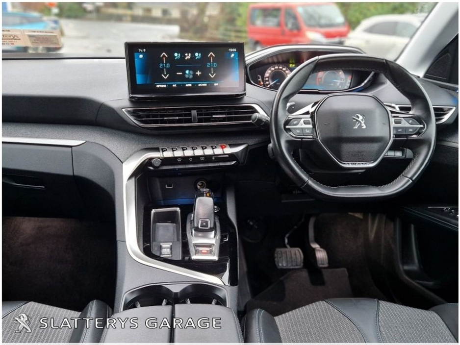 2022 Peugeot 5008 - image 2