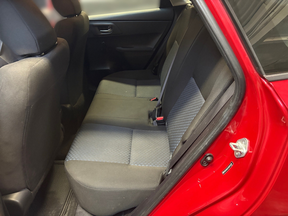 2014 Toyota Auris - image 14