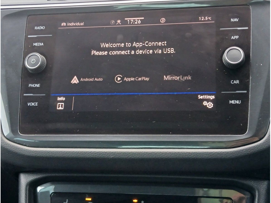 2023 Volkswagen Tiguan - image 18