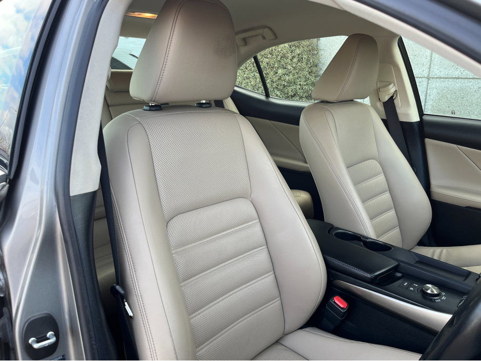 2018 Lexus IS 300 h - image 11