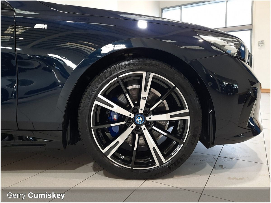 2025 BMW 5 Series - image 2