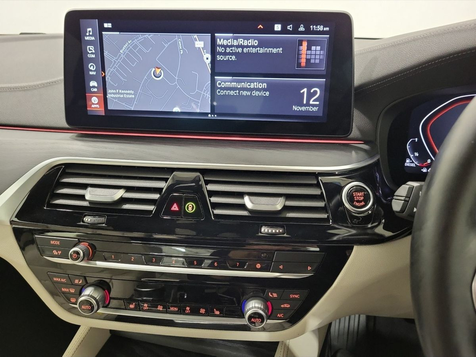 2022 BMW 5 Series - image 19