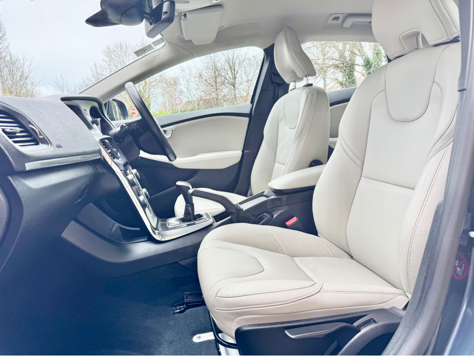 2017 Volvo V40 - image 20