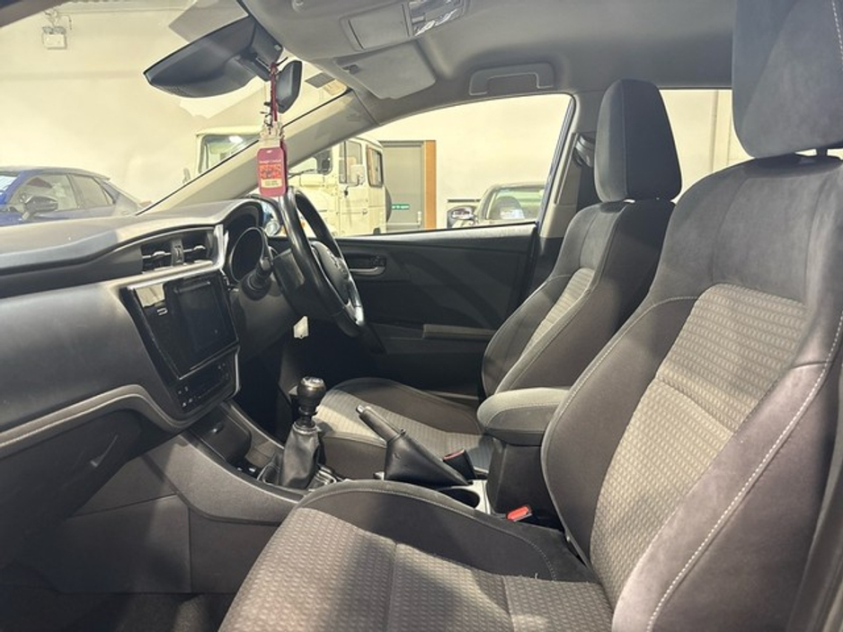 2018 Toyota Auris - image 6