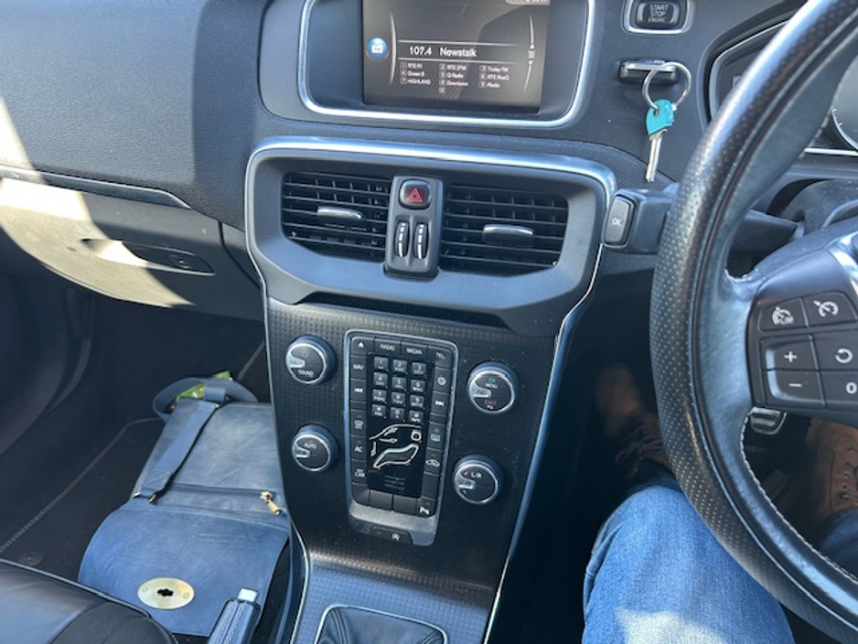 2017 Volvo V40 - image 6