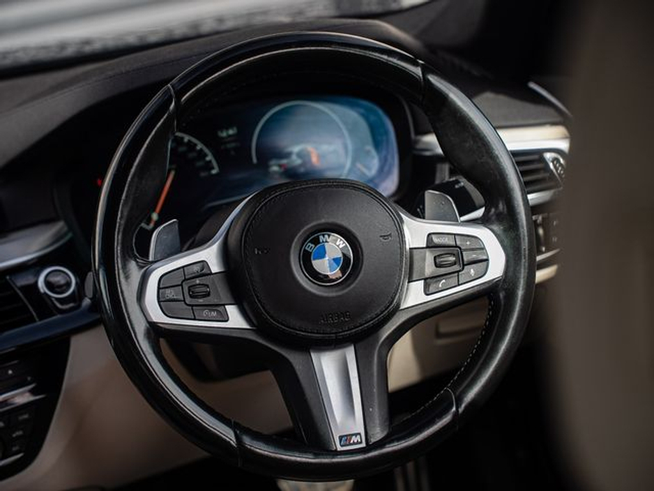 2019 BMW 5 Series - image 6