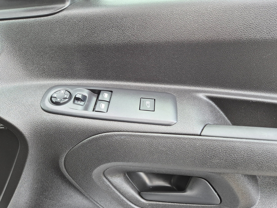 2023 Fiat Doblo - image 10