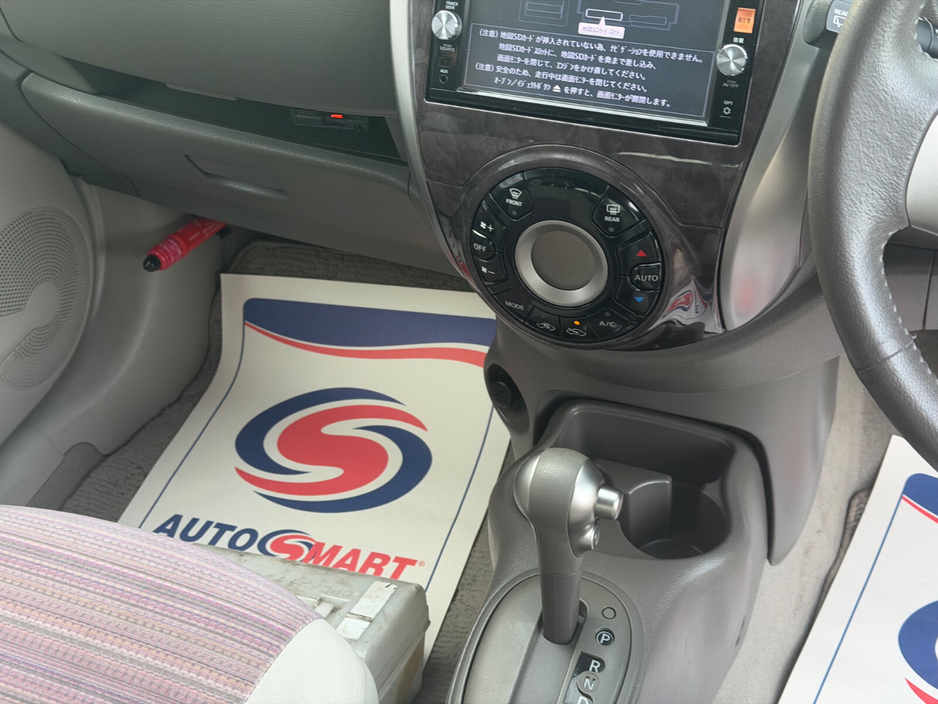 2015 Nissan March - image 15