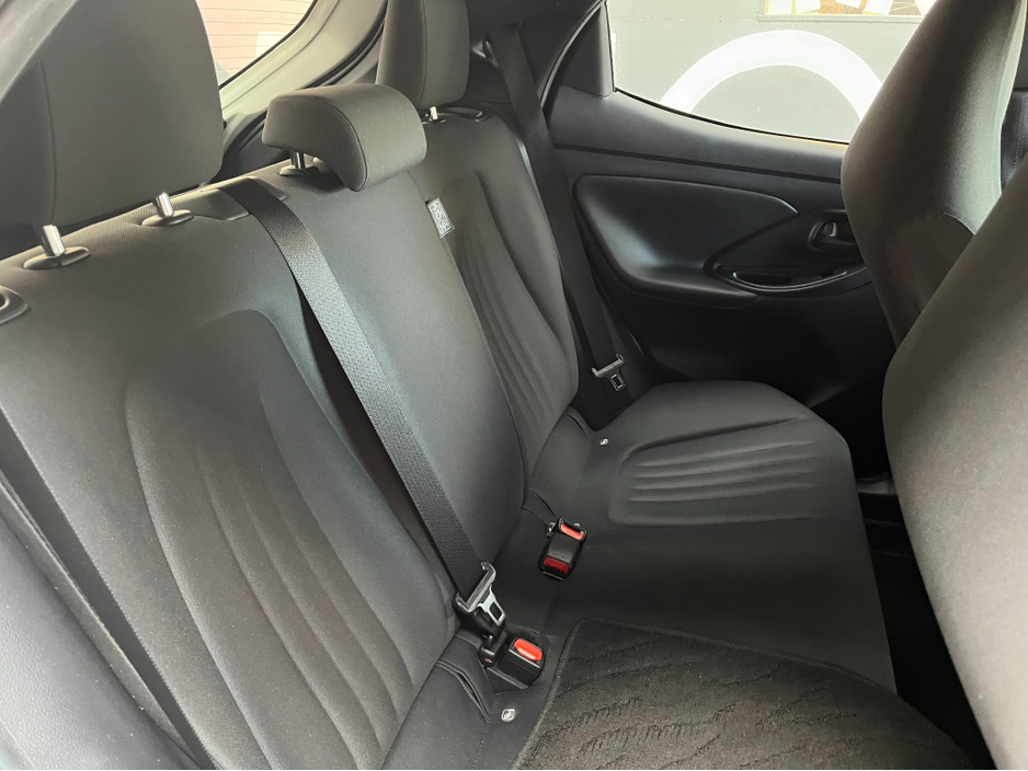 2022 Toyota Yaris - image 10