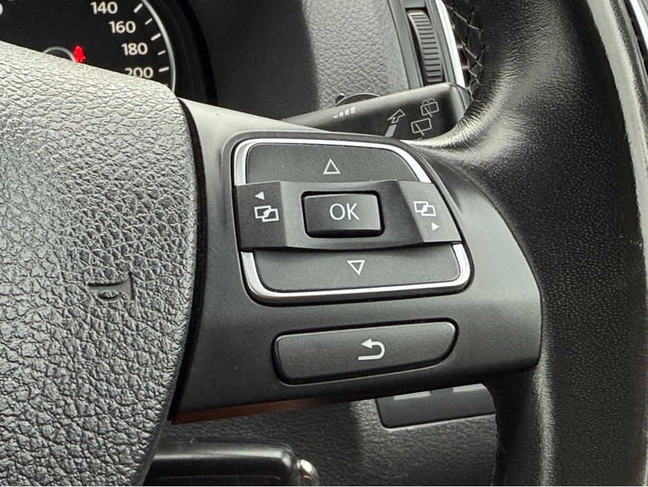 2015 Volkswagen Touran ( 152 REG ) HIGHLINE EDITION 7 SEATER * ALCANTARA SEATS * REVERSING CAMERA * SIMI DEALER - SPECIALISING IN IMPORTS OF JAP AUTOMATIC HI SPEC BLUEMOTION // LARGE TOUCH SCREEN // €15,450