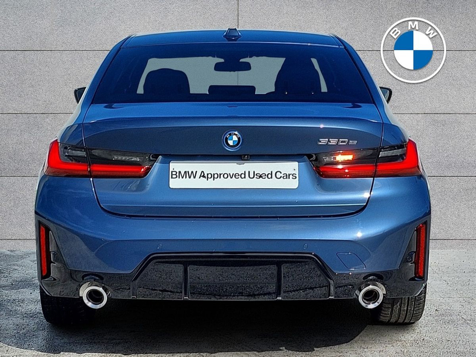 2025 BMW 3 Series - image 15