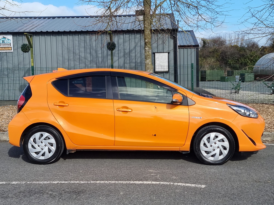 2017 Toyota Aqua - image 3