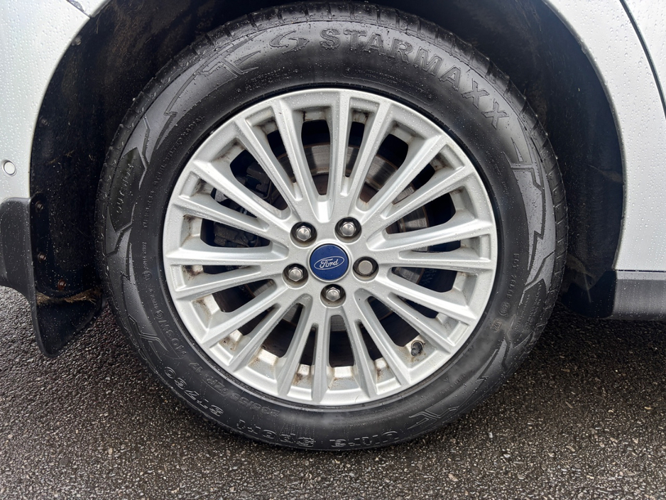 2019 Ford Galaxy - image 9