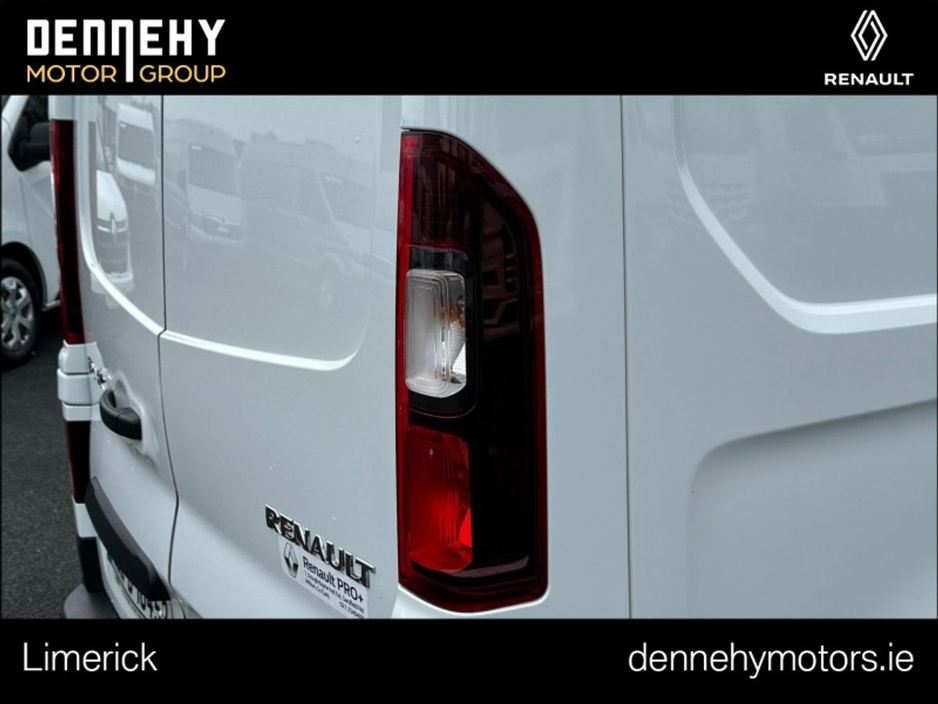 2022 Renault Trafic - image 17