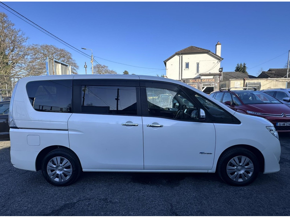 2015 Nissan Serena - image 8