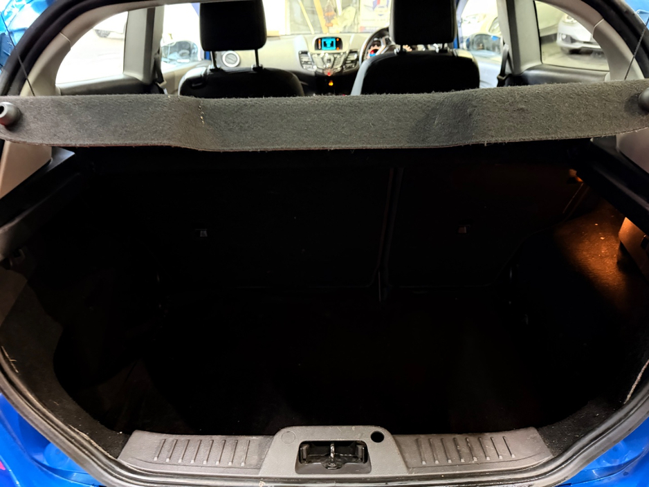 2013 Ford Fiesta - image 10