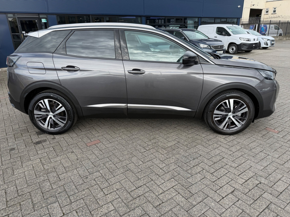 2023 Peugeot 3008 - image 3
