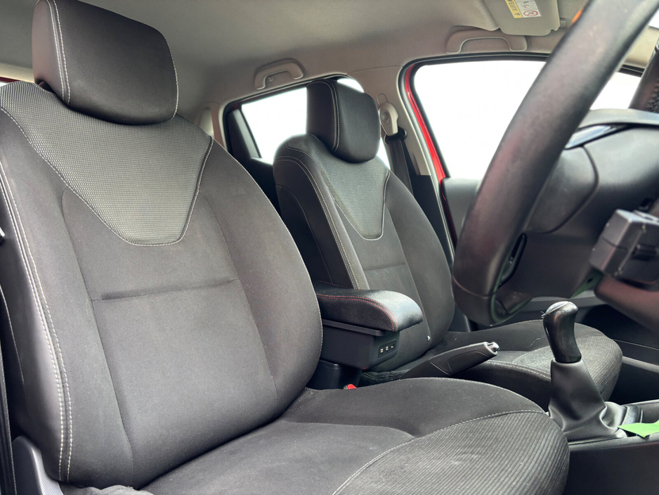 2014 Renault Clio - image 5